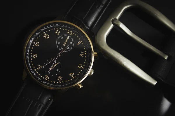 Bracelet de montre en fond noir — Photo