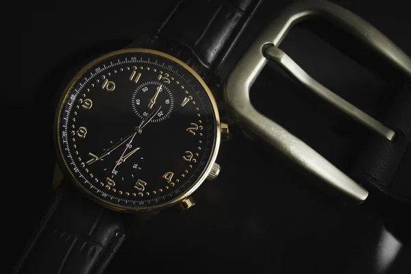 Correa de reloj en fondo negro —  Fotos de Stock