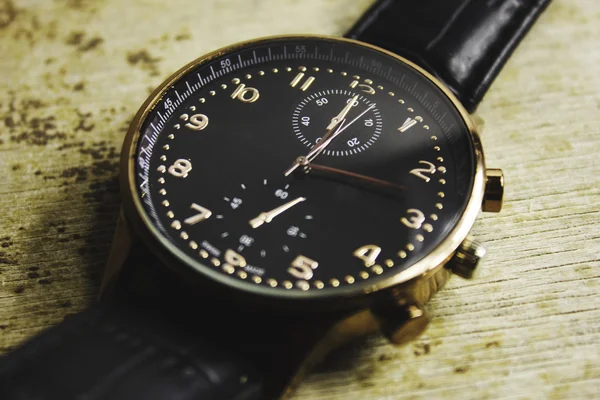 Zeit, Pünktlichkeit, Objekt up von schwarzen klassischen männlichen Armbanduhr lizenzfreie Stockfotos