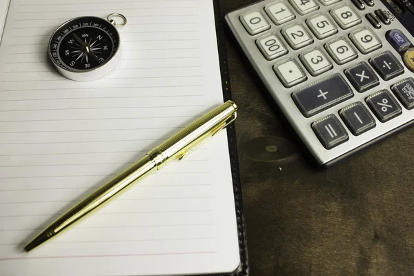 Caneta bússola e calculadora existem outros itens em seu desktop — Fotografia de Stock