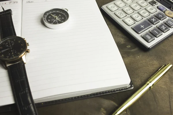 Iránytű toll és számológép van azok az egyéb elemeket az asztalon — Stock Fotó