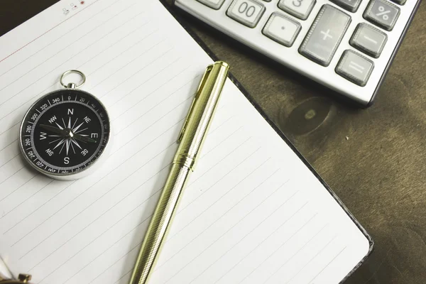 Caneta bússola e calculadora existem outros itens em seu desktop — Fotografia de Stock