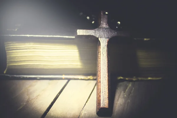 Cruz y libro en una mesa de madera — Foto de Stock