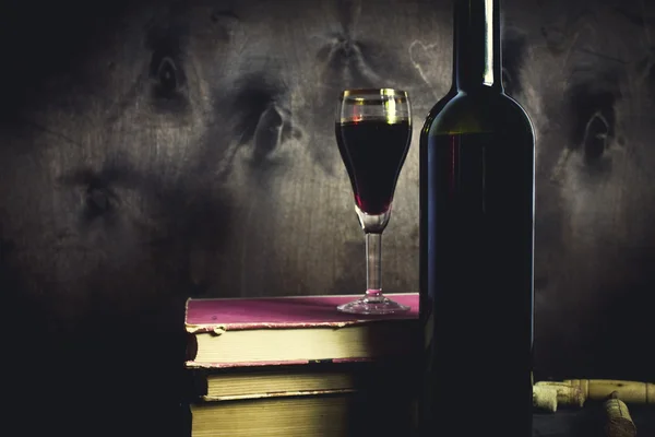 赤ワインのガラスと木製のテーブル上の古いオープン本 — ストック写真