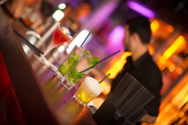 Bir gece barda Mojito kokteyl hazırlama barmen