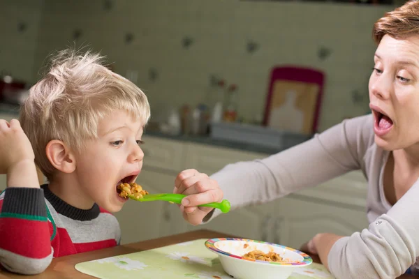 Mãe criança alimentando — Fotografia de Stock