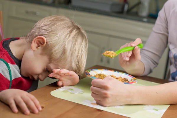 3-4 jaar kind jongen weigert voedsel — Stockfoto