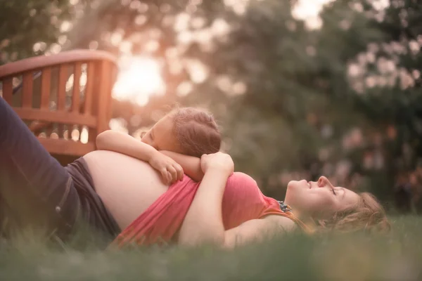 Mãe e filha grávidas esperando irmão recém-nascido — Fotografia de Stock