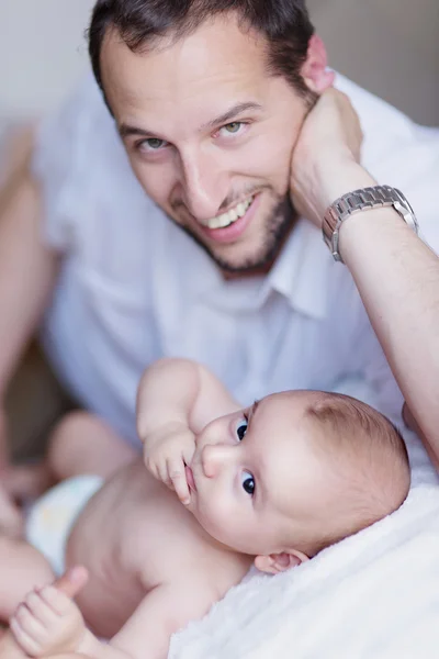 Tatăl și fiul nou-născut interacționează pe Blanket Indoor — Fotografie, imagine de stoc