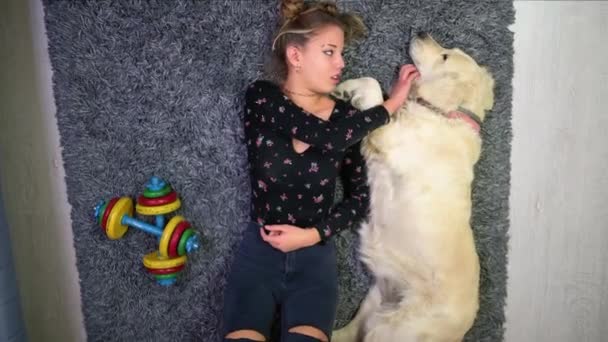 Köpek Kız Içeride Halı Döşemesinde Oynuyorlar — Stok video