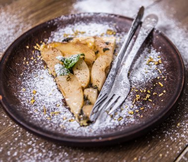 Elma bir ahşap zemin üzerine elmalı turta