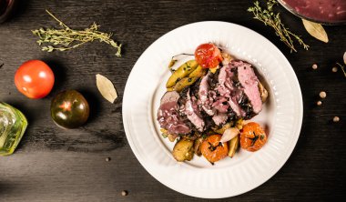 Beyaz tabak üstten görünüm üzerinde sebzeli ızgara et