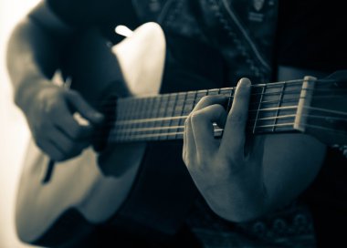  Gitar telleri ellerimde Close-Up.