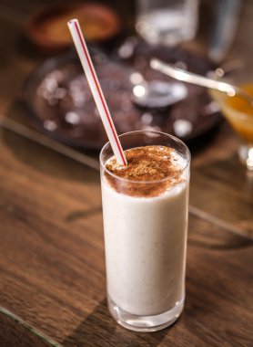 Kahvaltı için lezzetli milkshake besleyici protein