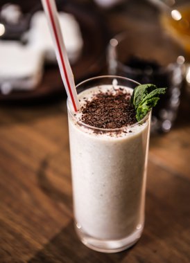 Kahvaltı için lezzetli milkshake besleyici protein