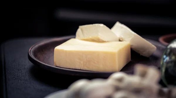 adet plaka ile koyu arka plan üzerine tereyağı