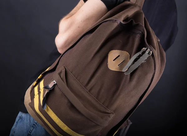 Genç bir adam omzunda sırt çantası