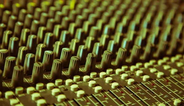 Ses kaydı için uzaktan kumanda. Ses kaydı için karıştırma konsolu 