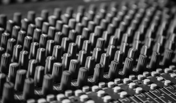 Ses kaydı için karıştırma konsolu 