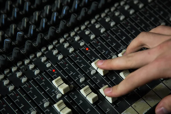 Mixerbord för ljudinspelning med handen på soundengeneer — Stockfoto