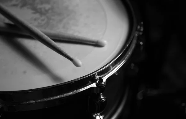 Drums met drumsticks op het — Stockfoto
