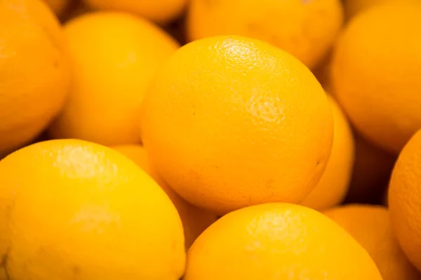 Turuncu bir mağaza raf