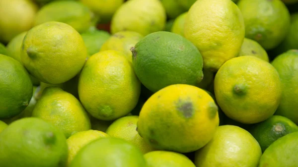 Mağaza raf içinde Limes 