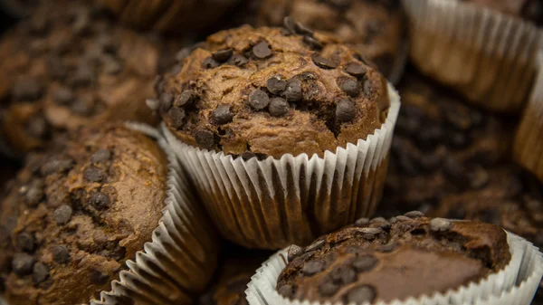 Çikolata parçaları ile çeşitli kekler 