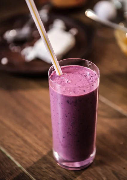 Kahvaltı için lezzetli milkshake besleyici protein