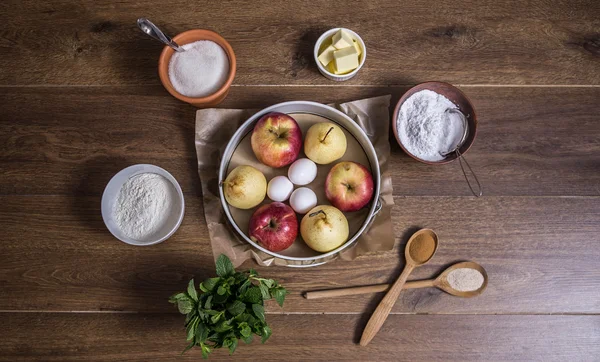 Elmalı turta üstten görünüm bir ahşap arka plan için malzemeler. 