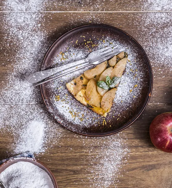 Elma bir ahşap zemin üzerine elmalı turta