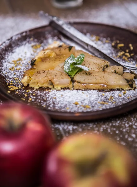 Elma bir ahşap zemin üzerine elmalı turta