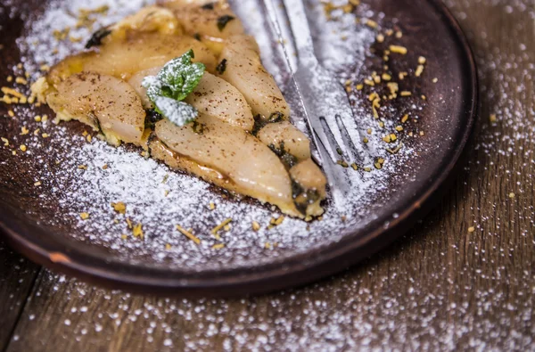 Elma bir ahşap zemin üzerine elmalı turta