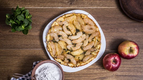 Elma bir ahşap zemin üzerine elmalı turta