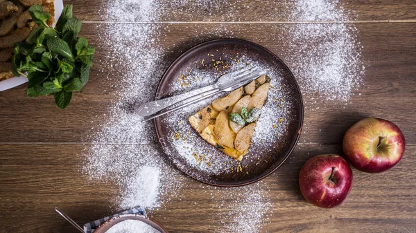 Elma bir ahşap zemin üzerine elmalı turta