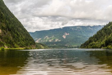 Güzel üç vadi Lake dağlarda