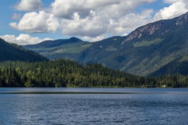 Güzel üç vadi Lake dağlarda