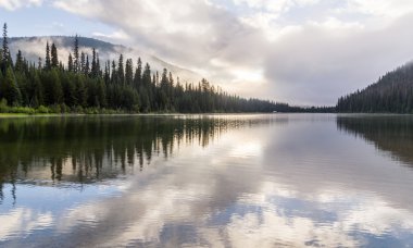 Görkemli dağ gölü Manning Park, British Columbia, Kanada.