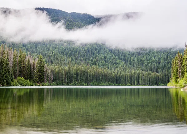 Majestuoso lago de montaña en Manning Park, Columbia Británica, Canadá . — Foto de Stock