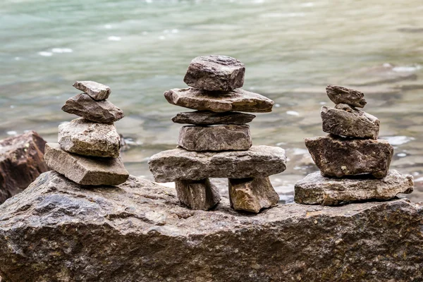 Alberta, Kanada - Inukshuk kaya yığınları göl kenarında