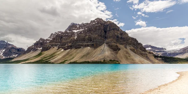 Alberta, Canadá, hermoso lago Bow en el Parque Nacional Banff — Foto de Stock