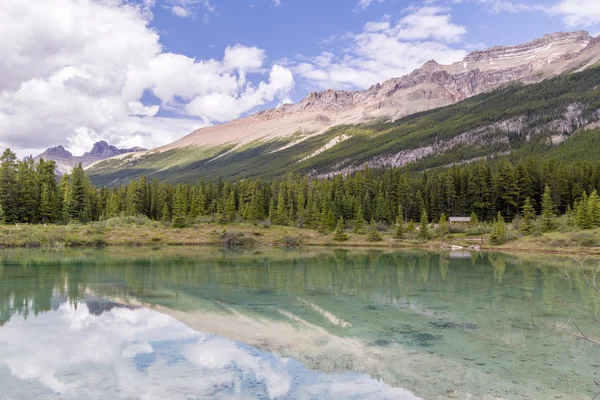 Alberta, Canadá, hermoso lago Bow en el Parque Nacional Banff —  Fotos de Stock