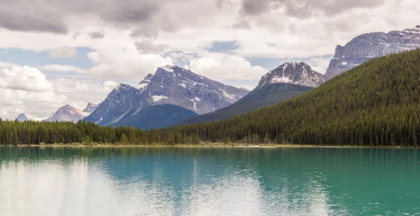 Alberta, Canada, beautiful Bow Lake at Banff National Park — Stock Photo, Image