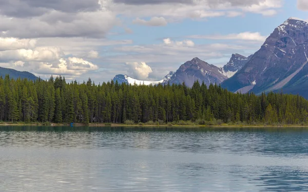 Banff National Park, Bow Lake en las Montañas Rocosas Canadienses , — Foto de Stock