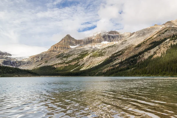 Mañana tranquila Bow Lake, Banff National Park, Alberta, Canadá — Foto de Stock