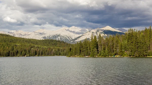 Pirámide lago Jasper National Park, Alberta, Canadá — Foto de Stock