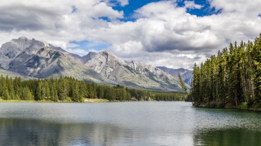 Johnson Lake yüzey - Banff Alberta, bulutlu gün