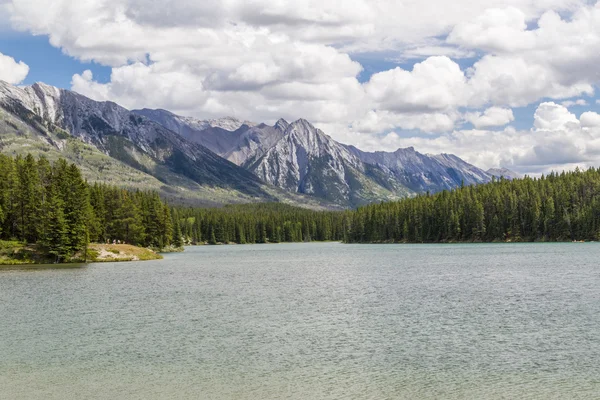 Felhős nap Johnson tó felszínén - Banff, Alberta — Stock Fotó