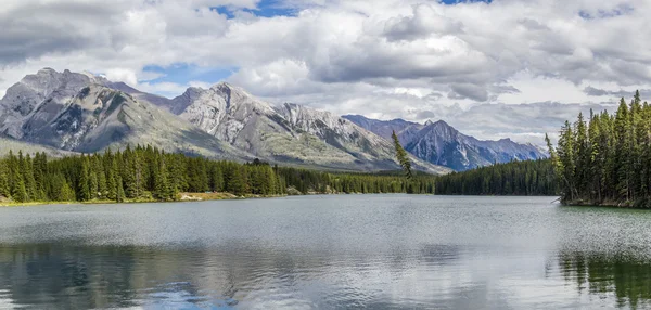 Día nublado en la superficie del lago Johnson - Banff Alberta —  Fotos de Stock