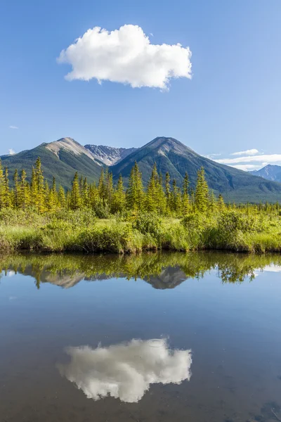 Krásná jezera Vermilion v horách v národním parku Banff. — Stock fotografie